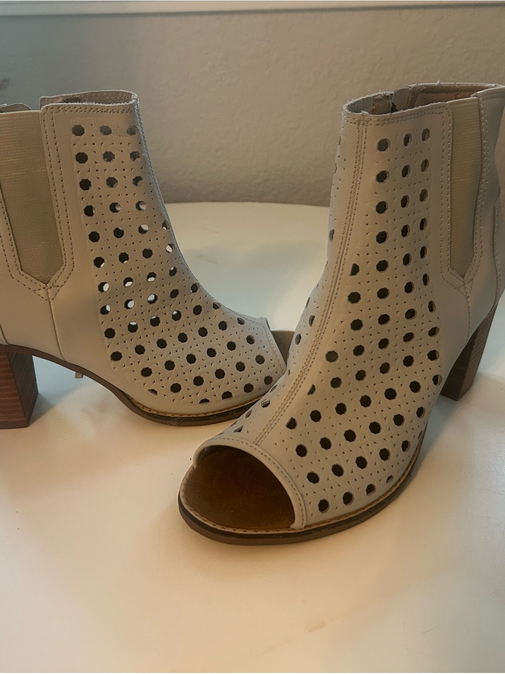 Tom’s Women's Open-Toe Perforated Ankle Boot - Light grey